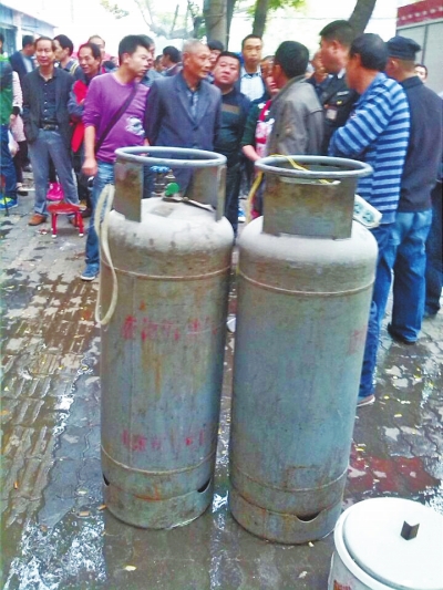 這兩個大塊頭沒事，眾人懸著的心平靜下來。