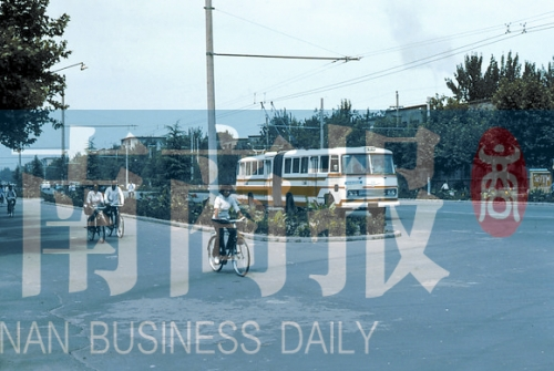 1983年的建設(shè)路，已經(jīng)有了電車