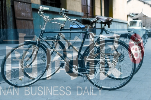 自行車是那時(shí)最時(shí)髦的交通工具，路邊清一色是“飛鴿牌”