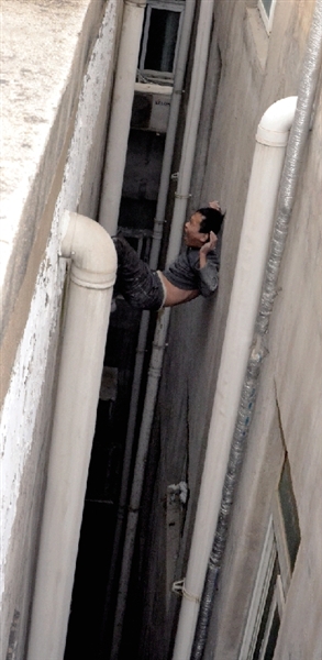 就在民警緊急施救時(shí)，他從兩樓之間摔下。