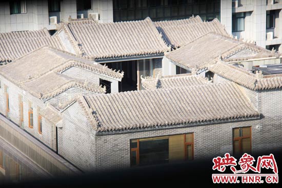 這座建筑里面的裝修奢華考究，門窗和吊頂均為紅木。