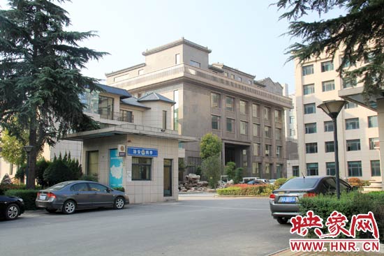 據(jù)這座建筑的一名工作人員稱，整座建筑為海龍集團所有，房屋建成之后用作公司紅木家具展示。