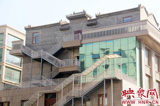 這座建筑的背面，已建好步梯。