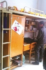 家人拍攝的孫慧博宿舍高低床照片。