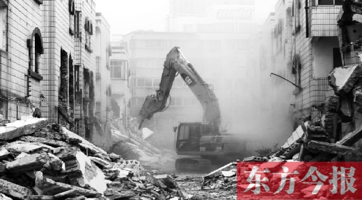 昨日，鄭州市棗莊社區(qū)拆遷現(xiàn)場，揚(yáng)塵漫天，附近居民叫苦不迭