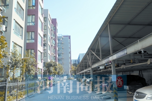 鄭州建設西路與工農路交叉口西北角附近一小區(qū)內，立體車庫已投入使用