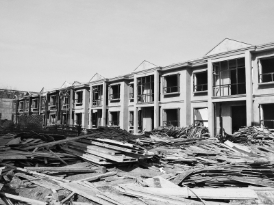 別墅群現(xiàn)場，工人正在施工，部分建筑已經封頂。