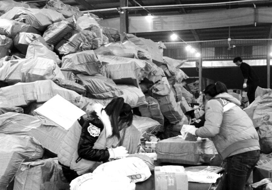 “雙十一”過后快遞業(yè)迎來投遞高峰，鄭州一家快遞公司網(wǎng)點(diǎn)內(nèi)，快遞堆積如山，分揀員24小時不間斷工作