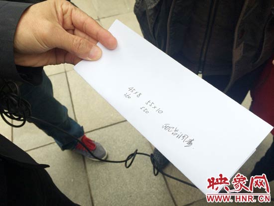 經(jīng)過初步測(cè)量，河南省人民會(huì)堂主樓的違法廣告牌面積為910平米。