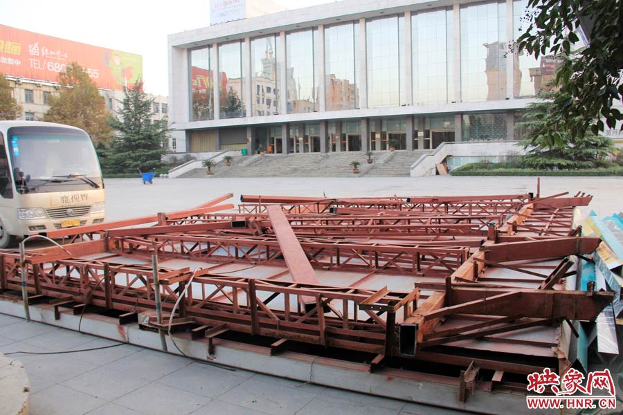 受天氣影響，拆除工作暫時中止。