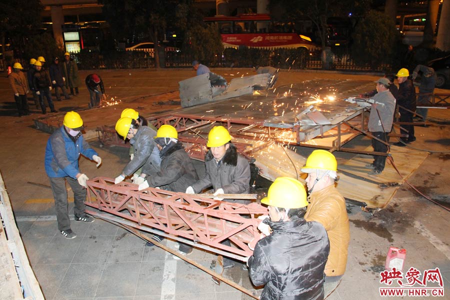 工人們揮動鐵錘，加快拆除進度。