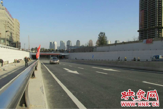 紅專路下穿中州大道隧道工程西起紅專路與姚寨路交叉口，東至紅專路與龍湖外環(huán)路交叉口。