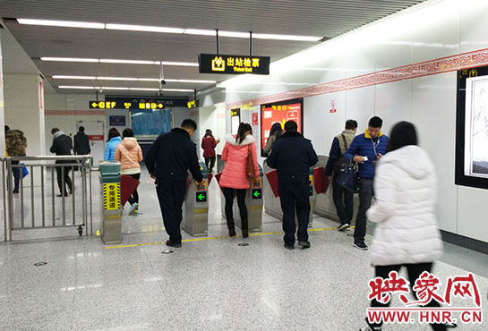 出站閘機(jī)口并沒有地鐵工作人員。