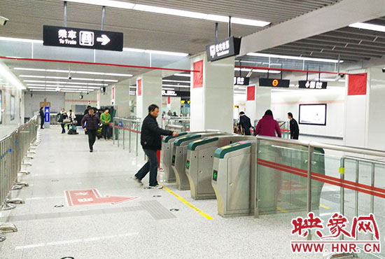 進(jìn)站處也沒有工作人員。