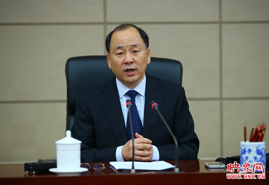 人大法制工作委員會(huì)副主任王新民接受記者采訪(fǎng)