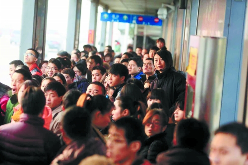 早高峰期，很多上班族在此換乘