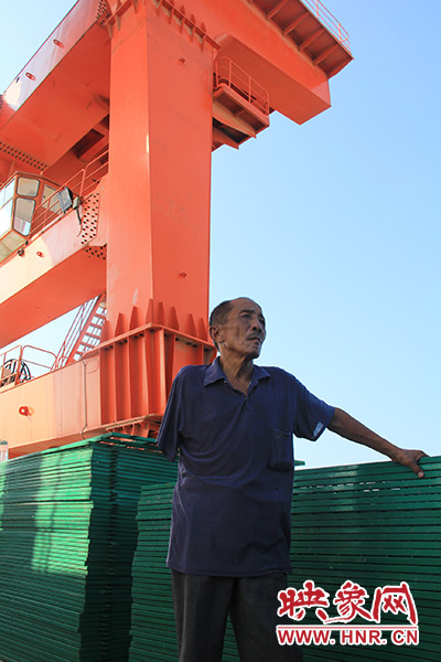 2014年7月31日，淅川縣九重鎮(zhèn)陶岔村獨(dú)臂護(hù)水員李進(jìn)群在淅川渠首。