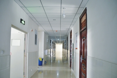 像這樣的攝像頭，宿舍樓里每層安裝了7個(gè)。