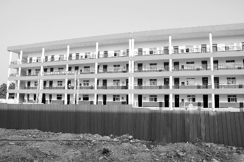 被平移的教學(xué)樓有四層，總重達(dá)6000多噸