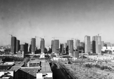 在鄭州市同一地點拍攝的照片，下為1月1日晴朗天氣，上為1月5日霧霾天氣。（拼接圖片）