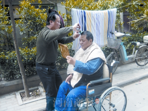 2011年8月18日，老鄰居給高新海剪發(fā)