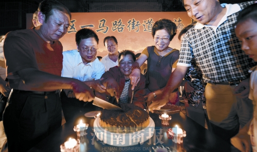 2008年9月14日，老鄰居們?yōu)楦咝潞Ｅe辦中秋賞月會(huì) 井勇/供圖