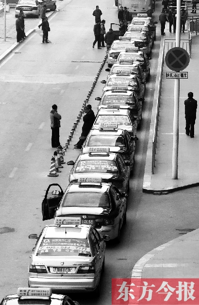 機(jī)場(chǎng)出租車(chē)等客區(qū)，停放的大部分都是藍(lán)色出租車(chē)