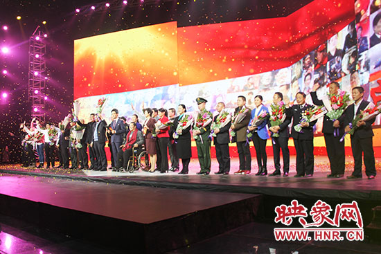 10位獲獎(jiǎng)?wù)吆?個(gè)愛心集體合影。