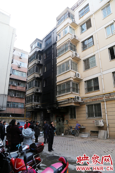 從一樓到六樓的外墻一片漆黑。