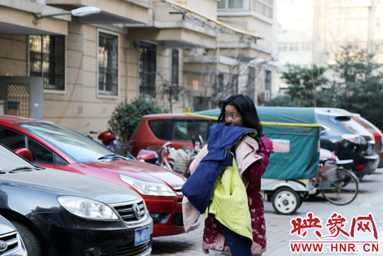 一名女孩的面容被熏黑。