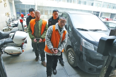 倆刑釋男子，冒充“富二代”，微信搜附近的人，專搶出入娛樂場所女性