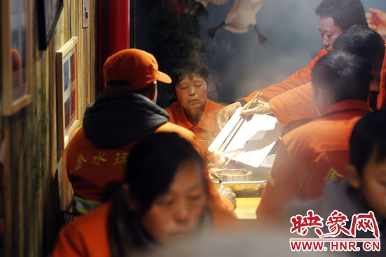 鄭州黃河路衛(wèi)生路附近一家火鍋店，宴請(qǐng)130名環(huán)衛(wèi)工人吃火鍋。