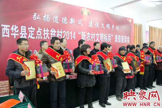 活動現(xiàn)場，領(lǐng)導(dǎo)們向獲得“文明好家庭”、“文明好孝賢”、“文明好青年”、“文明好媳婦”、“文明好學(xué)生”