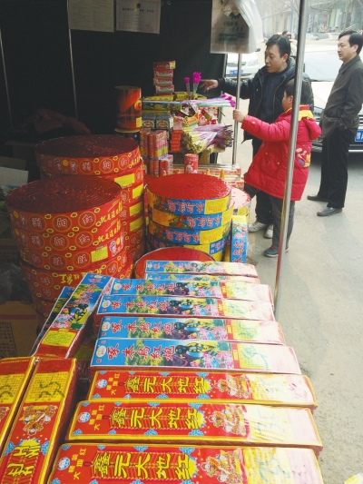 一家鞭炮攤兒前，只有少數(shù)人駐足購買。
