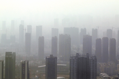 霧霾治理，任重道遠(yuǎn)。記者 洪波攝