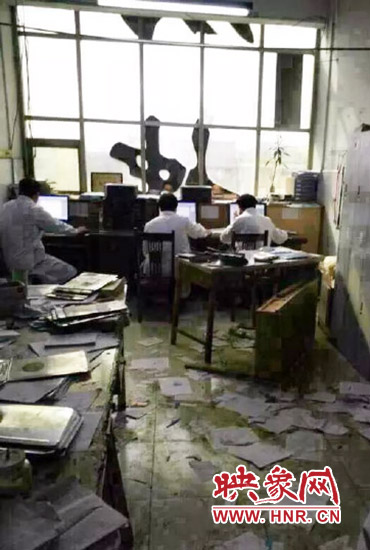 醫(yī)院辦公室內(nèi)病人病歷被扔了一地。（圖片來自網(wǎng)絡(luò)）