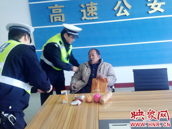 民警將老人帶回駐地。