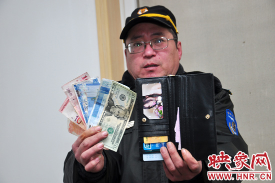 經(jīng)過上網(wǎng)查詢，巡防隊員確認(rèn)這些外幣相當(dāng)于180多元人民幣。