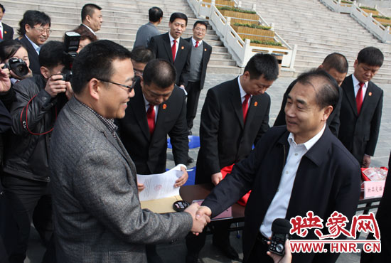 省高院院長(zhǎng)張立勇親手將一把車鑰匙交給買受人