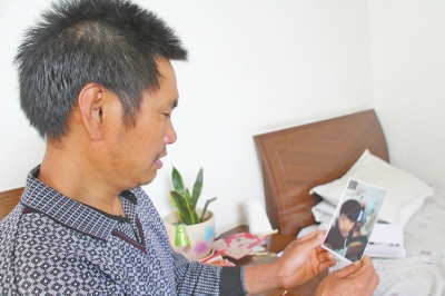 46歲的山村農(nóng)民祁振崗在失去兒子的同時，又陷入了“沒錢帶兒子回家”的揪心之痛中。