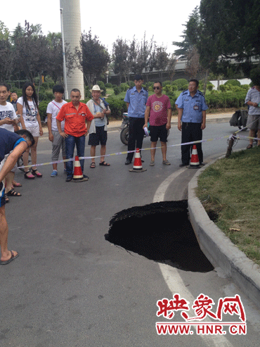 市民調(diào)侃這次塌陷難道是天太熱？