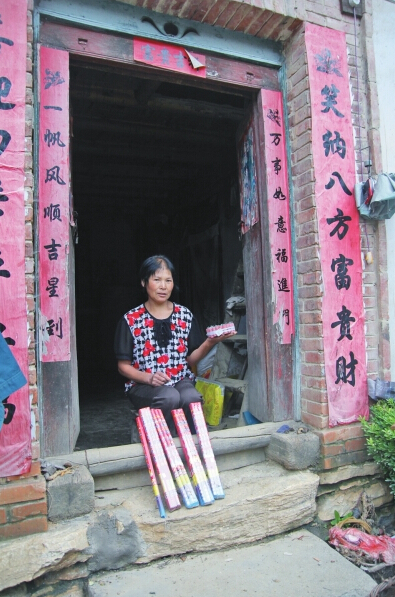 村民楊女士買來閃光雷、爆竹防衛(wèi)