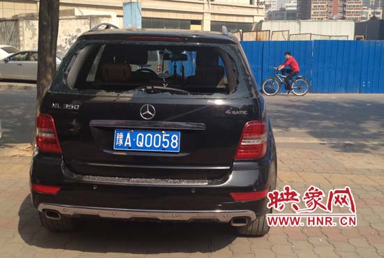 奔馳車夜停路邊被砸，損失萬(wàn)元以上