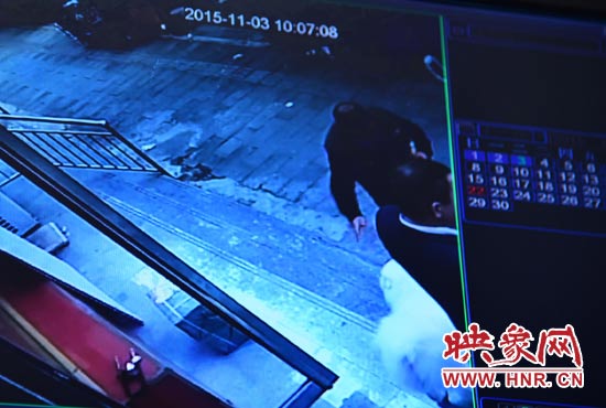 監(jiān)控錄像顯示，男子走向皮皮，將其拐走。