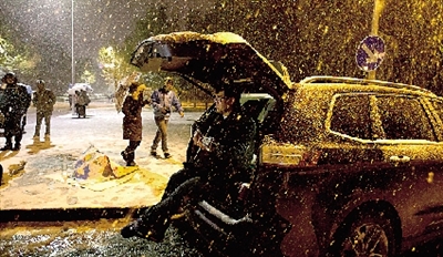 彈琴?gòu)椀绞种付紱](méi)知覺(jué)了，還在一首又一首地唱。