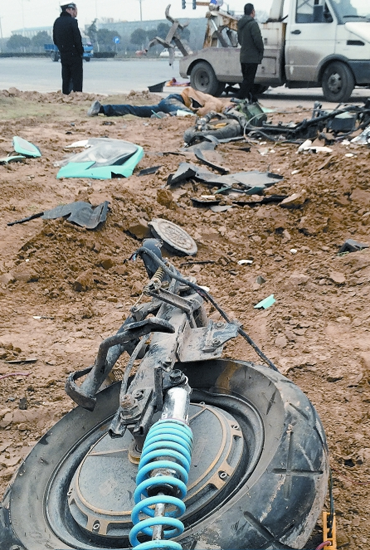 現(xiàn)場散落大量電動車碎片，車輪已完全脫離車體，可見當(dāng)時車禍的慘烈程度