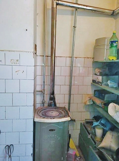 事發(fā)理發(fā)店取暖所用的爐子。