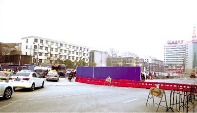 試圍擋后，車輛從西向東緩慢通行