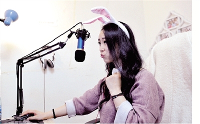 在一次直播中，小米戴上兔子頭飾，向網(wǎng)友賣萌