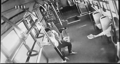 小情侶公交車(chē)上旁若無(wú)人吃西瓜，弄臟車(chē)廂環(huán)境引不滿(mǎn)。